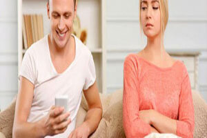 چک کردن گوشی موبایل همسر و درست یا غلط؟