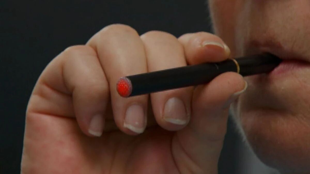 سیگارهای‌ الکترونیکی خطر بروز سکته مغزی را در میانسالی افزایش می‌دهد