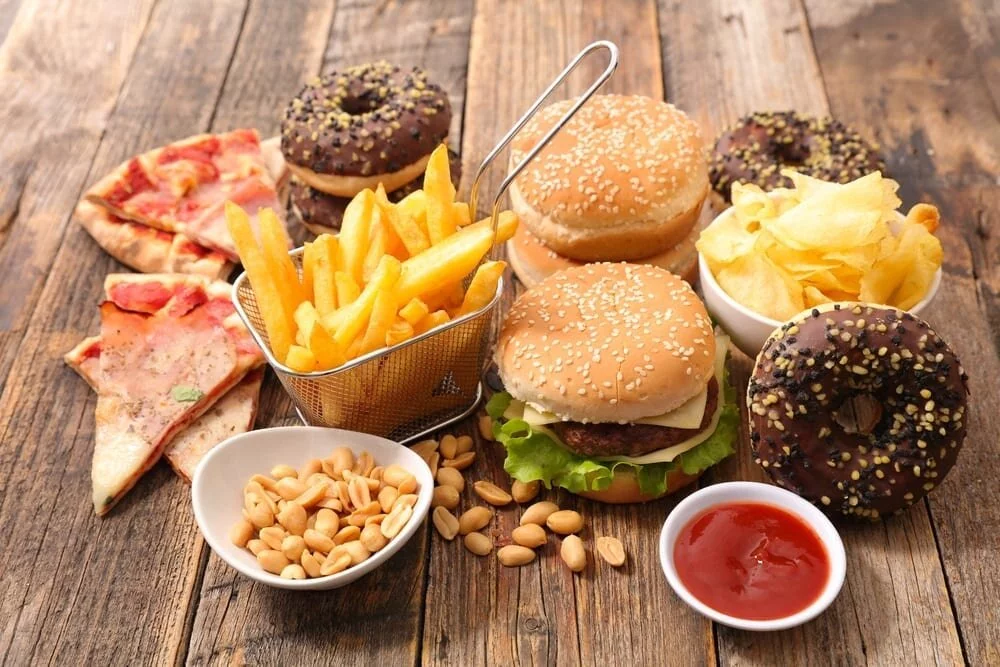 غذاها و نوشیدنی‌هایی که باید از خوردن آنها اجتناب کنید