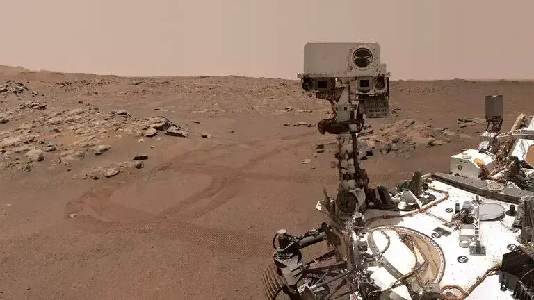 عملیات نمونه برداری مریخ نورد استقامت از سطح مریخ به مشکل برخورد