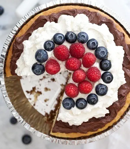 https://dl.greenbeautymag.com/2022/01/cream-pie-cake-02.webp