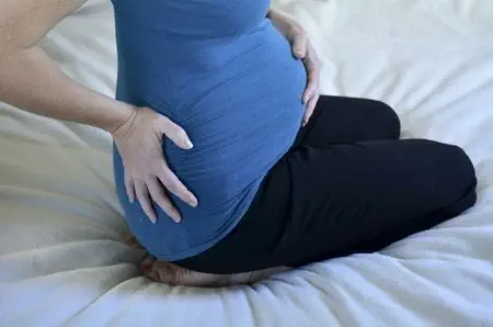 چه چیزی باعث پایین بودن شکم در بارداری می شود و چه کاری باید انجام دهید؟