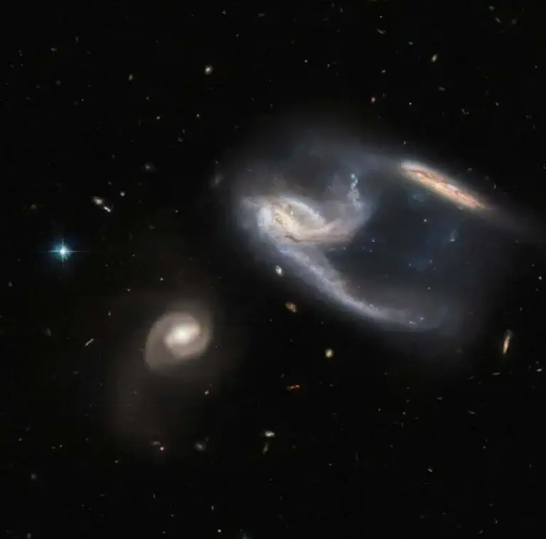 تلسکوپ فضایی هابل سه کهکشان با شمایلی عجیب را کشف کرد