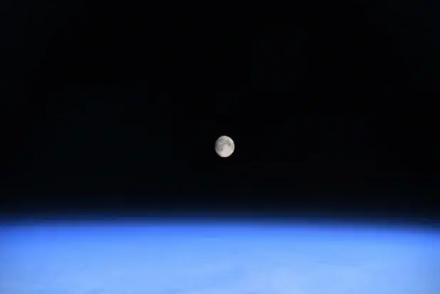 ثبت تصویر خارق العاده از ماه و زمین توسط فضانورد ناسا