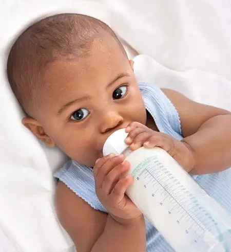 چه زمانی نوزادان شیشه شیر خود را در دست می گیرند؟