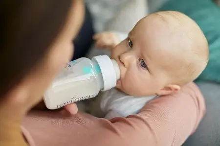 https://dl.greenbeautymag.com/2022/02/hold-bottle-milk-baby-02.webp