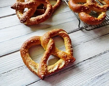 نان پرتزل خود را به سبک آلمانی بپزید