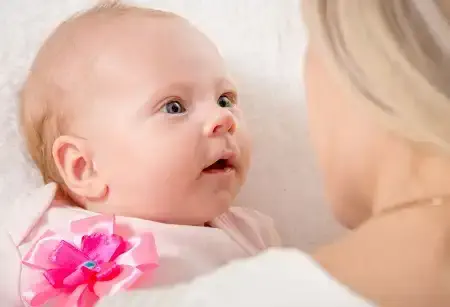 چه زمانی نوزادان می توانند چهره و اشیاء را تشخیص دهند؟