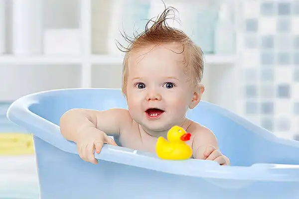 هرچند وقت یکبار موهای کودکمان را بشوییم؟