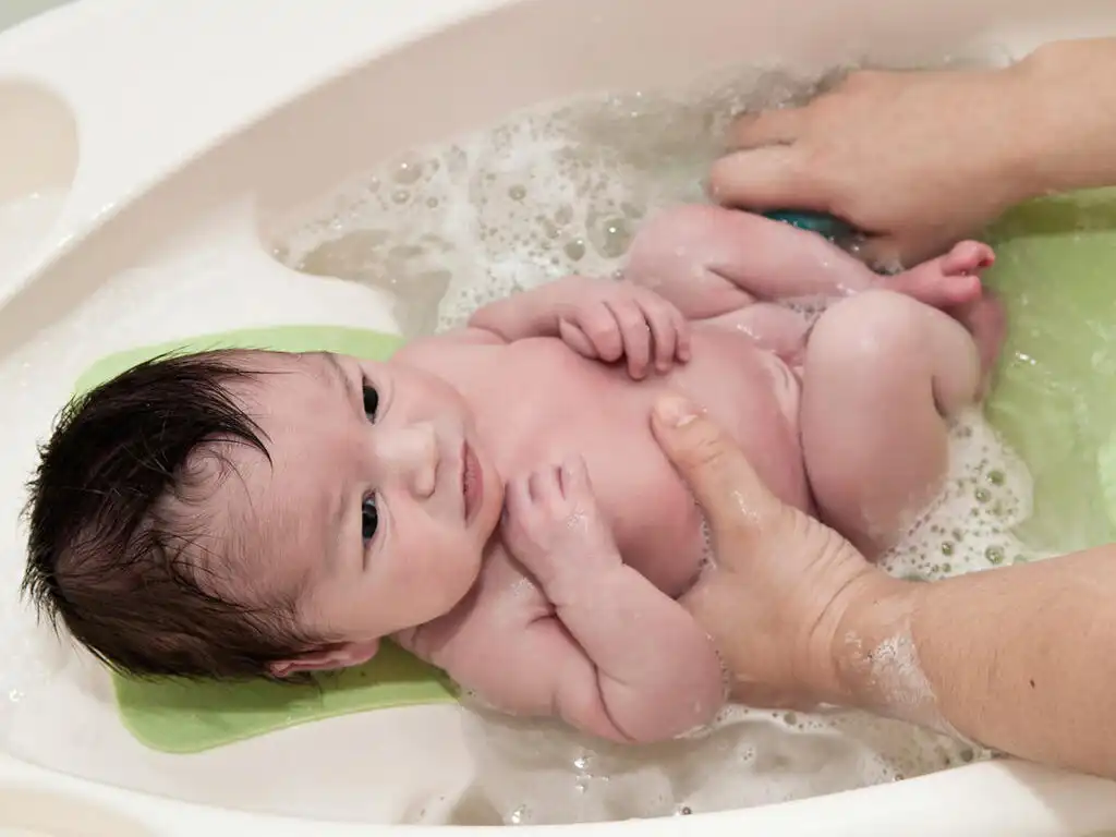 تمام زیر و بم‌های حمام بردن نوزاد | چطور کودکمان را به تنهایی بشوییم؟