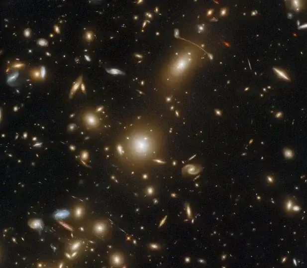 ثبت تصویر یک خوشه کهکشانی فوق‌سنگین توسط تلسکوپ هابل