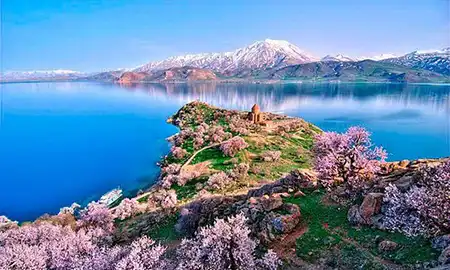 دریاچه سوان؛ بزرگترین دریاچه آب شیرین جهان