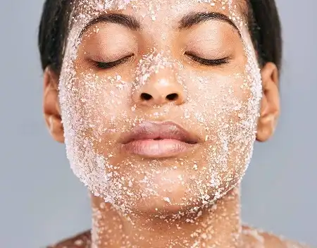 ۹ روش شگفت انگیز که نمک می تواند پوست شما را بازسازی کند(نمک و آب نمک برای صورت)