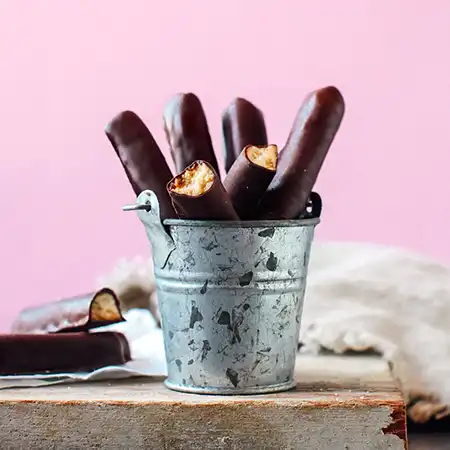 چوب شکلات؛ ترکیبی خوشمزه از شکلات و بیسکوییت با دستور تهیه آسان