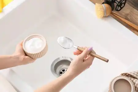 نحوه تمیز کردن شیرآلات و سینک برای جلوگیری از بو