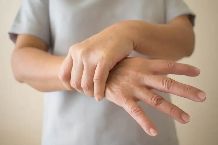 ساده‌ترین تمرینات ورزشی خانگی برای تقویت مچ دست
