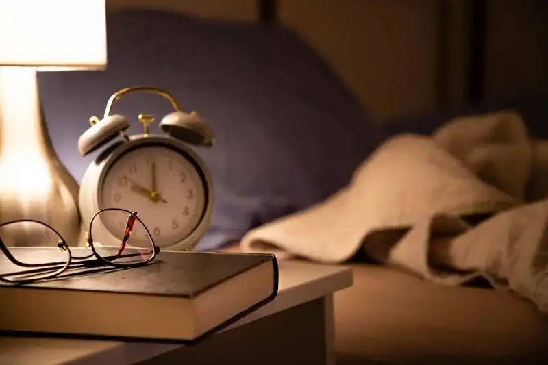 شب‌ها که به خواب می‌رویم چه اتفاقی در بدنمان می‌افتد؟ | دانستنی های جالب درباره خواب