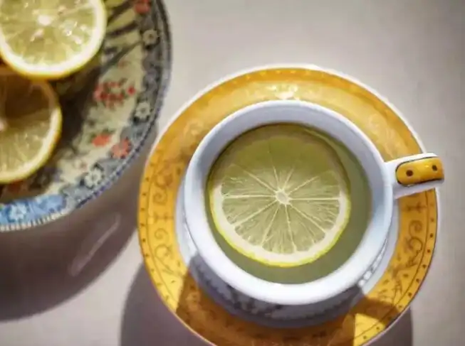 آب گرم با لیمو