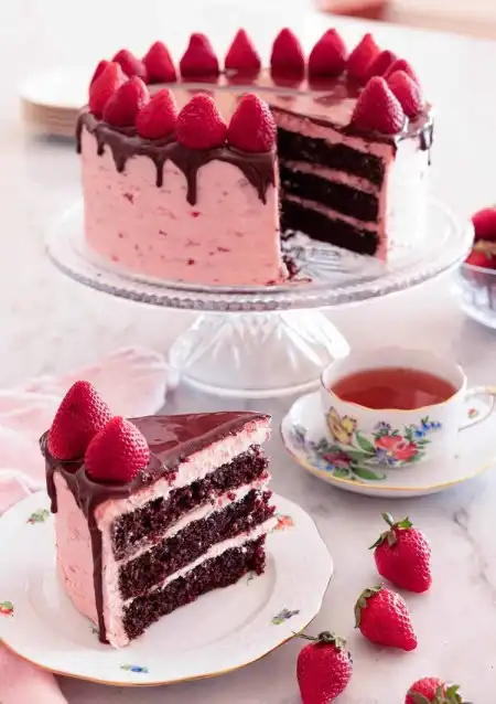 طرز تهیه کیک توت فرنگی شکلاتی، کیکی خاص و خوشمزه