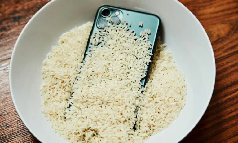 اپل می‌گوید گوشی خیس شده را داخل برنج قرار ندهید