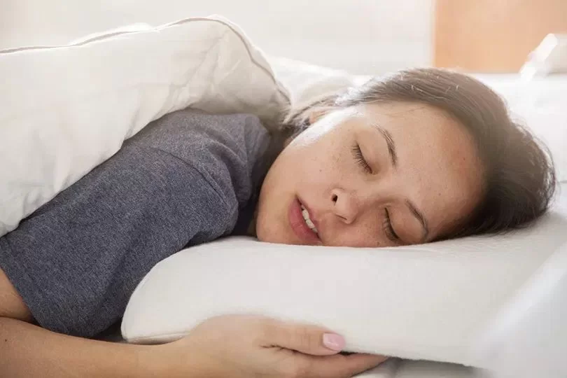 چرا خوابیدن روی شکم مضر است؟
