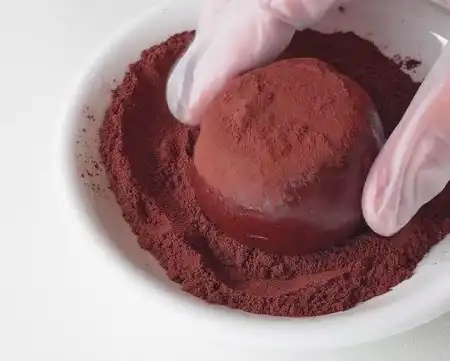 موچی شکلاتی آماده را داخل پودر کاکائو بغلتانید