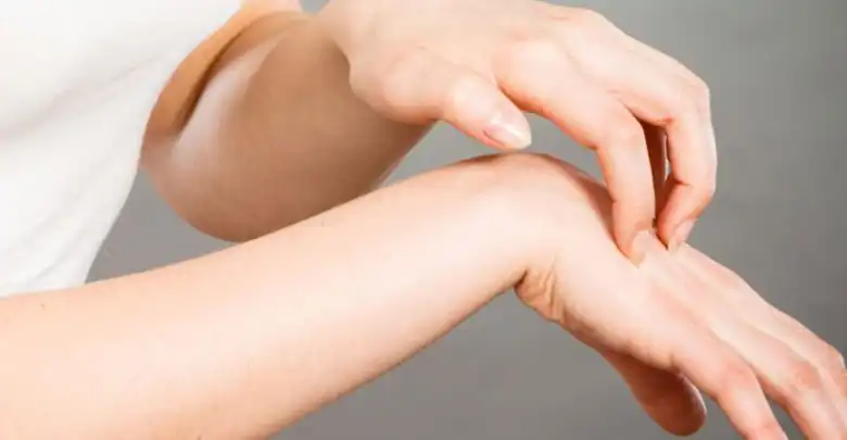 چرا حس می‌کنم چیزی روی پوستم می‌خزد؟