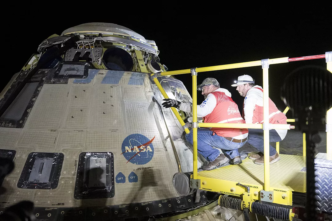 مهندسان ناسا در حال ارزیابی استارلاینر پس از بازگشت به زمین در ۷ سپتامبر ۲۰۲۴Aubrey Gemignani/(NASA/Aubrey Gemignani)