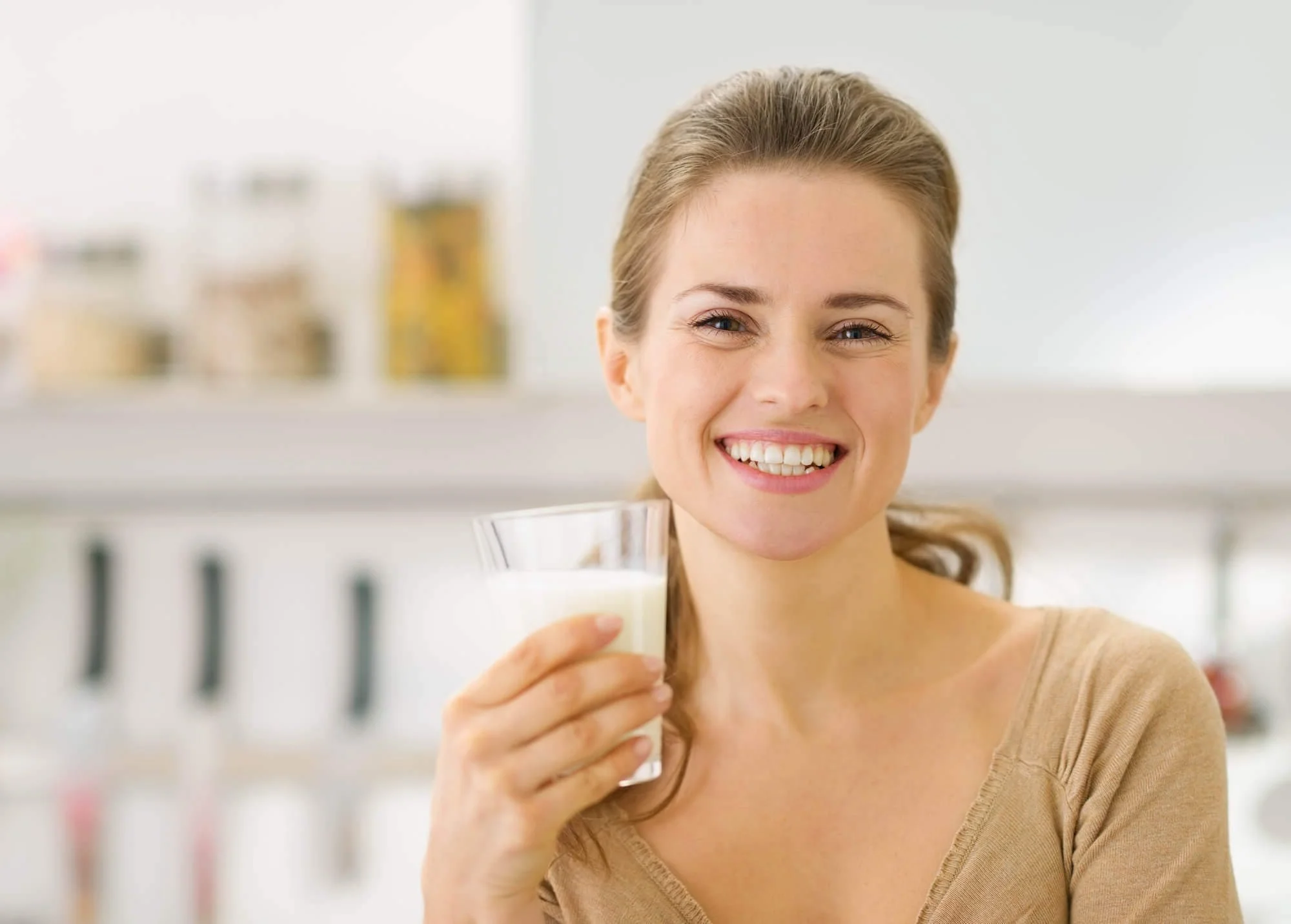 یک لیوان شیر حاوی چه موادی است؟