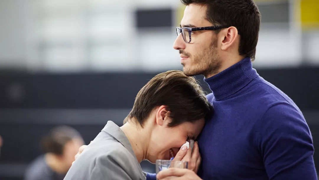 ۵ جمله‌ای که نباید به هنگام تسلی دادن دوست سوگوارمان بگوییم