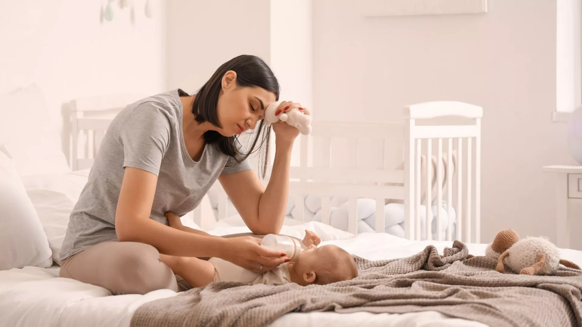 چگونه بُعد پنهان کارهای خانه باعث استرس و افسردگی زنان می‌شود؟