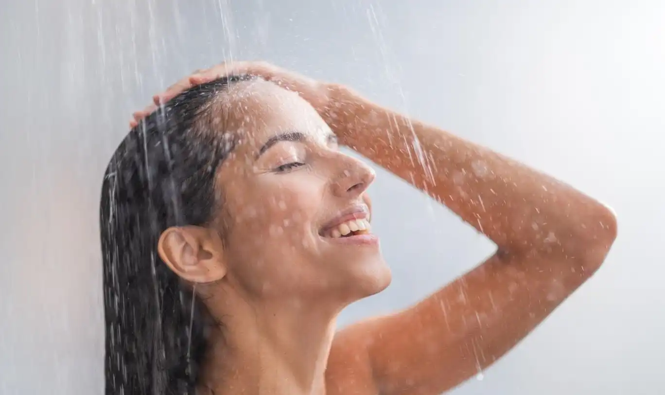 صبح دوش بگیریم یا شب؟ متخصصان چه می‌گویند؟