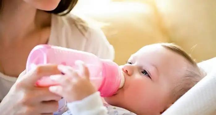 چرا شیر گاو برای نوزادان زیر ۶ ماه مناسب نیست؟ چرا شیر گاو برای نوزادان زیر ۶ ماه مناسب نیست؟