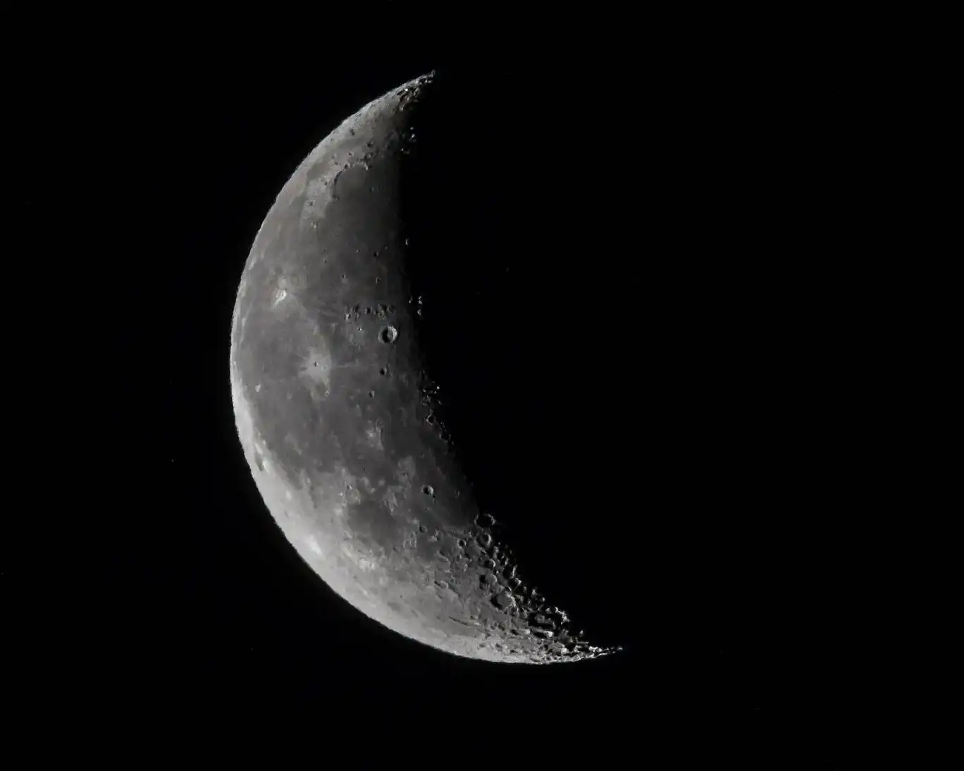 چرا پشت و روی ماه متفاوت است؟