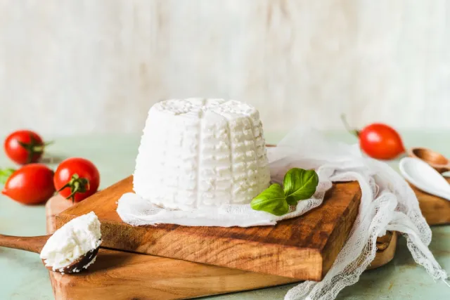 لیست پنیرهایی خوشمزه برای کاهش چربی شکم 6 shutterstock 1041415345