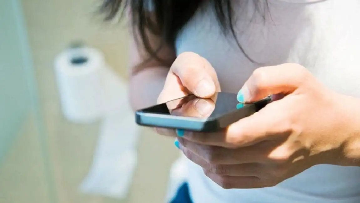 استفاده طولانی از گوشی در توالت خطر ابتلا به بواسیر را افزایش می‌دهد