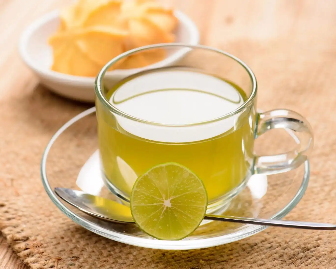 ۱۰ فایده اضافه کردن لیمو به چای سبز