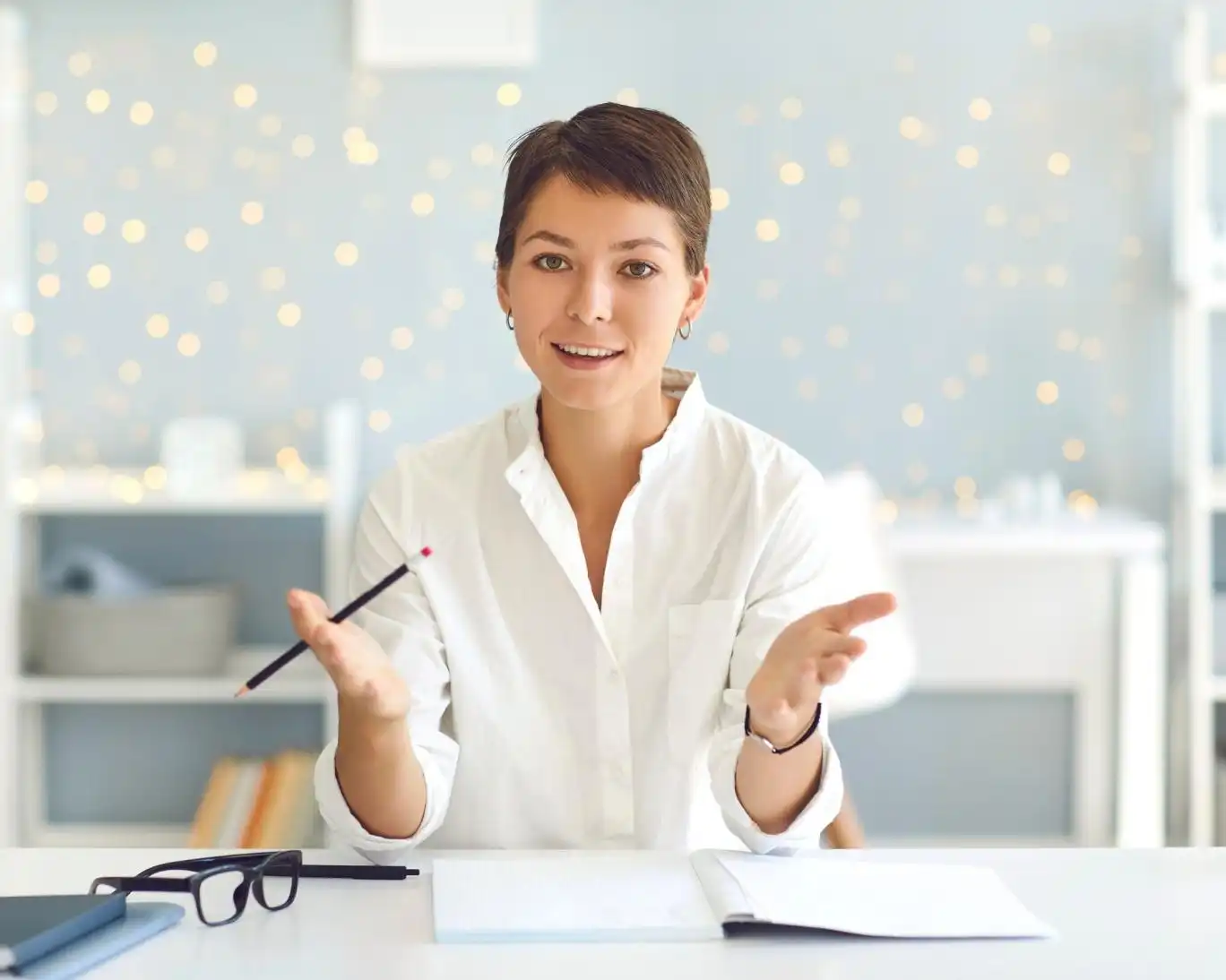 چرا وقتی به زبان دیگری صحبت می‌کنیم، صدایمان را تغییر می‌دهیم؟