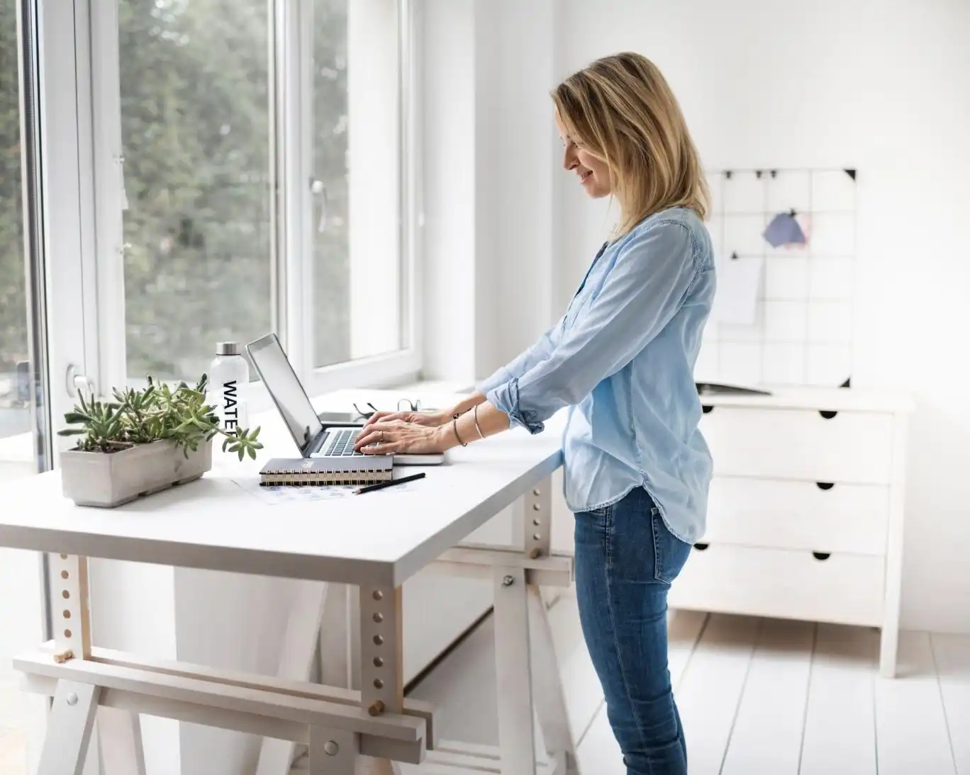 ایستادن طولانی پشت میزهای ایستاده برای سلامتی مضر است