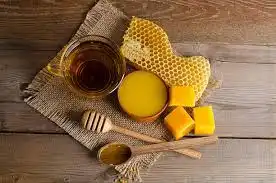 آیا موم عسل را می توان خورد؟ مزایا، کاربردها و خطرات